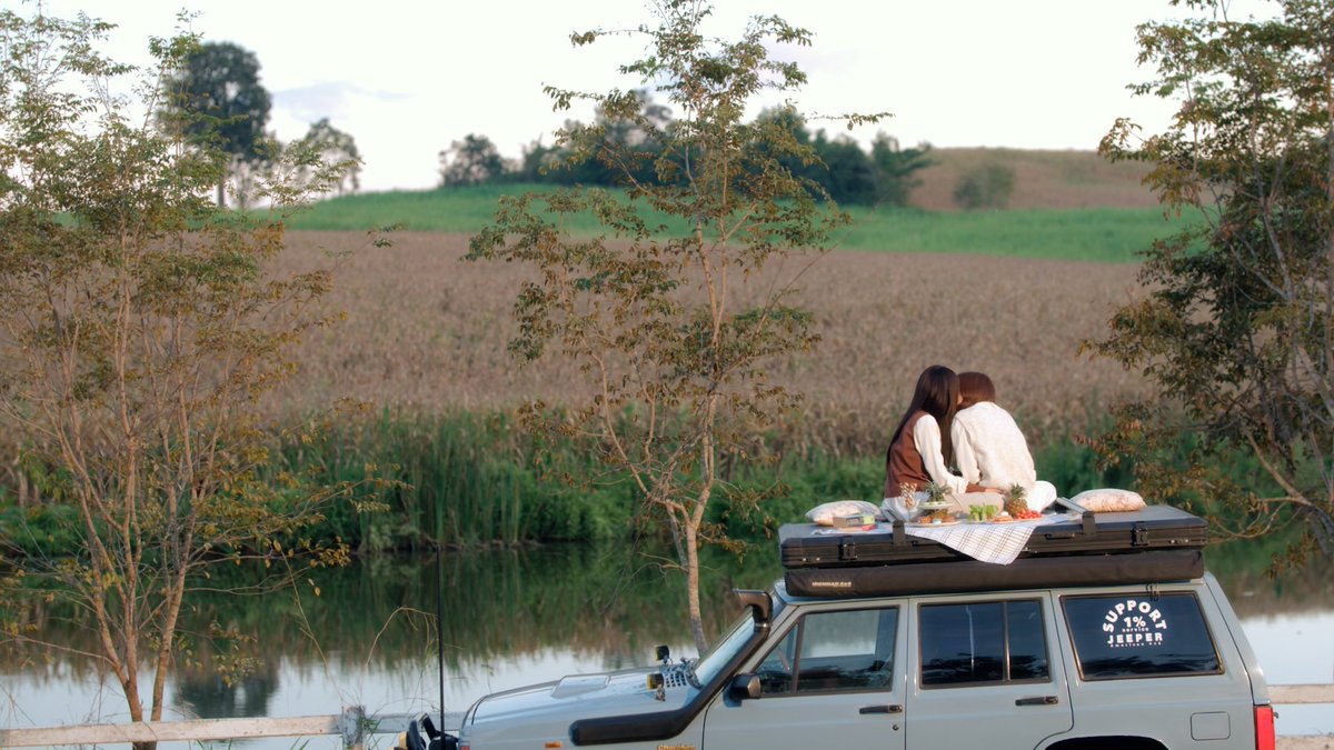 4elementsGL's tweet image. THE EARTH Q24 SHOOTING
#วิวาห์ปฐพีคิว24

ที่เดตเป็นร้อยเป็นพันก็สู้โมเมนต์นี้ไม่ได้ค่ะ!!

เดตบน หลังคารถ แบบนี้มันโรแมนติกเกินไปแล้วนะพี่ดินน้องโรส!!! 💘✨

ลมพัดผมปลิว
สายตาสองคนจ้องกัน
บรรยากาศดีจนเจ๊อยากซุกเข้าไปอยู่ตรงกลางเลยค่ะ!!! 🤭🚙

แต่พอหันกลับมามองชีวิตตัวเอง……