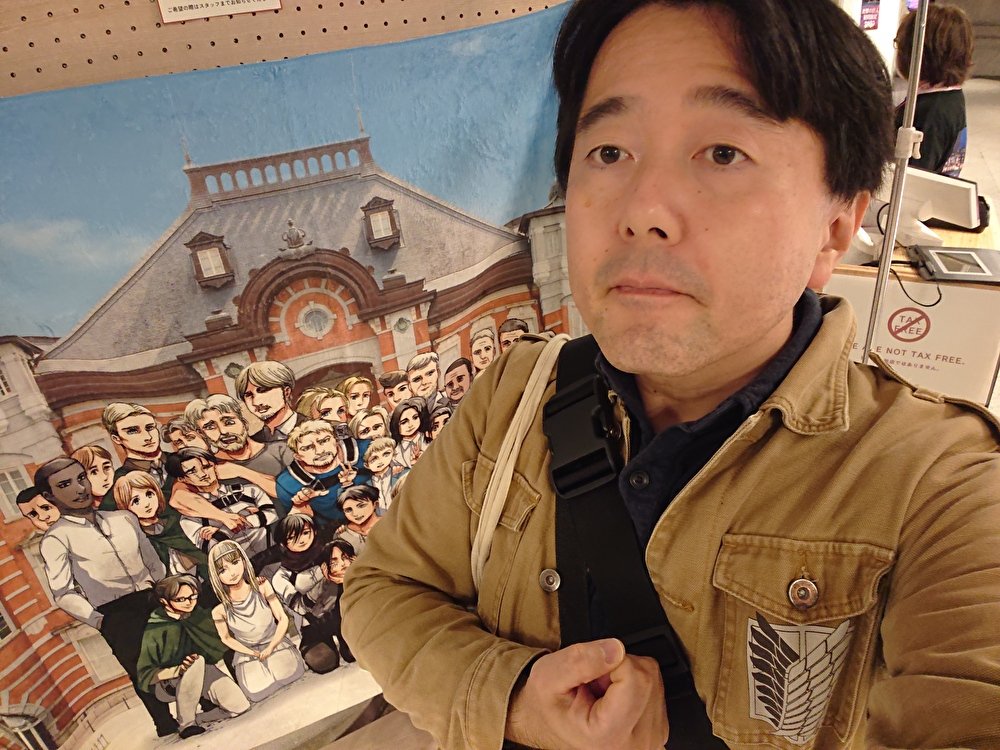 rakugakisakka's tweet image. おはようございます、調査兵団(？)です。
昨日は文学フリマの帰りに東京駅に寄り道して東京駅丸の内駅舎THE FINAL ATTACK で心臓を捧げてきましたww
さすがに原作もアニメも終了して兵団服を着て記念撮影するガチ勢は他にいませんでしたが、ポップアップショップは25日、明日までです。

#進撃の巨人