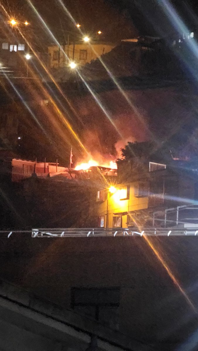 NoticiasValpoEx's tweet photo. #VALPARAÍSO #ÚLTIMOMINUTO

AHORA| Bomberos Valparaíso se dirigen a Incendio Estructural en calle El Litre con Fernández Albano, cerro El Litre, se informa a la distancia de proporciones. https://t.co/wtcVzyeW1P