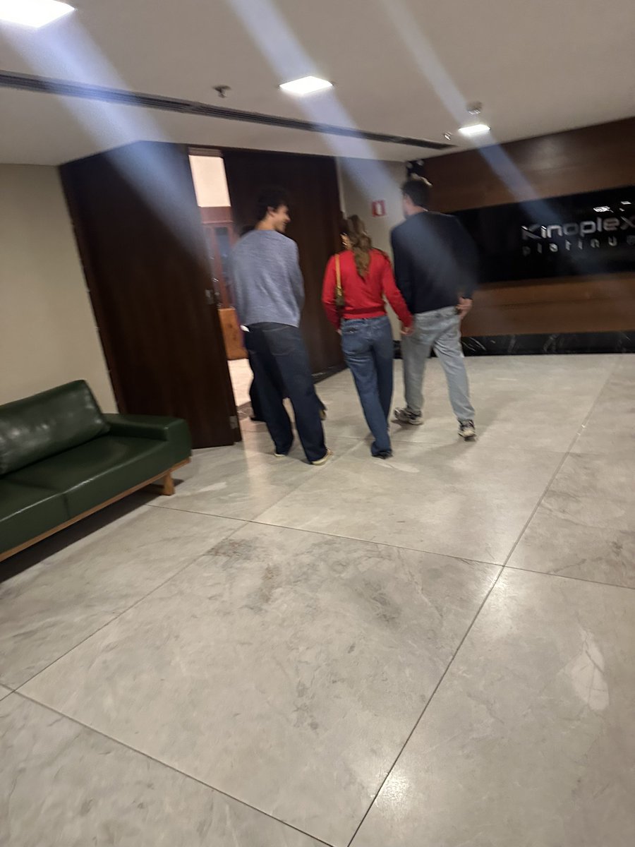 brunamarchive's tweet photo. Bruna Marquezine e Shawn Mendes no cinema, hoje, no Rio de Janeiro! https://t.co/UDDqRZUobR