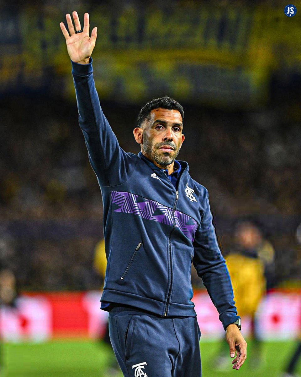 juegosimple__'s tweet image. “La sangre sigue siendo siempre azul y amarilla”.

Firma: Carlos Tévez, en conferencia.