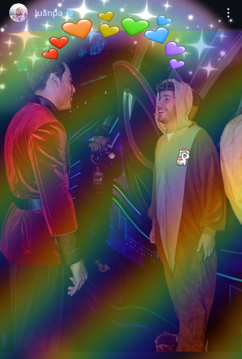PopcornPoker543's tweet photo. Q t mire como mira y sonríe #JUANGAY 🌈 a Carlos no tiene precio para l demás existe máster card 💳 🤣comparen como le sonríe a la ESCOR *T @macabeso vs a los ♂️ sólito s exibe puede subir los post con ➕ 🌸 pero eres un #CLOSETERO #JUANPAZURITA 🤭 @TvsEspectaculos @holamexico https://t.co/dWjCPv8xdX