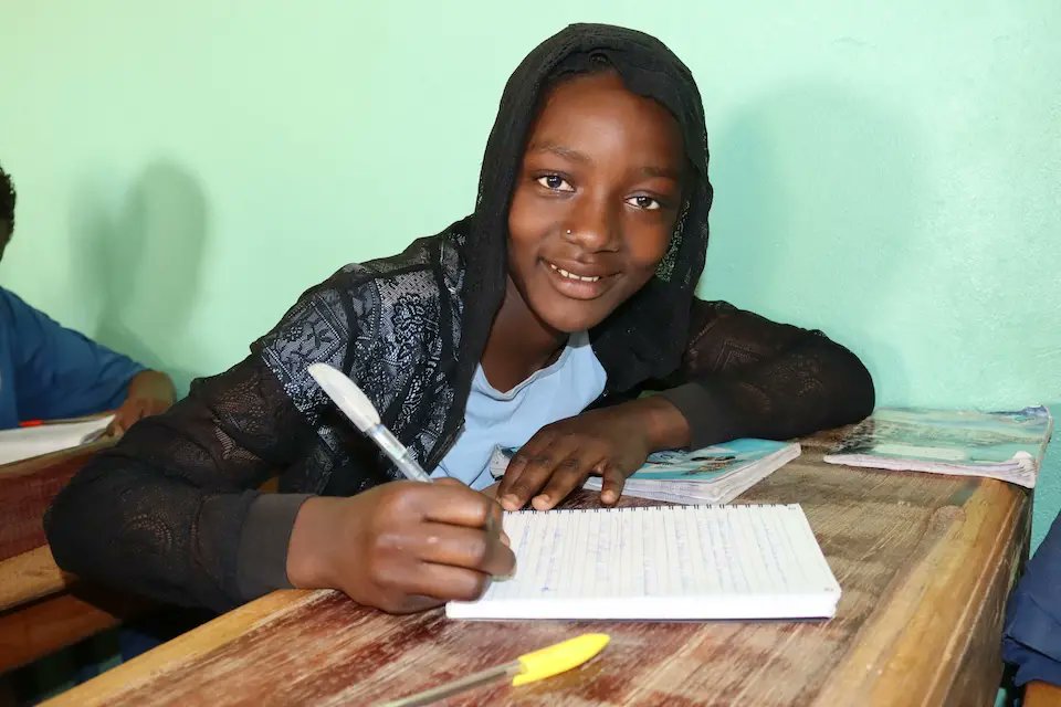 EduCannotWait's tweet image. Shelter From the Storm for Children in #Mali 

“Before, we studied in poor conditions and it was very difficult to follow the lessons.” ~ Aichatou

Twelve-year-old Aichatou lives in one of the most challenging areas of #Mali, where conflict, displacement, climate shocks and human…