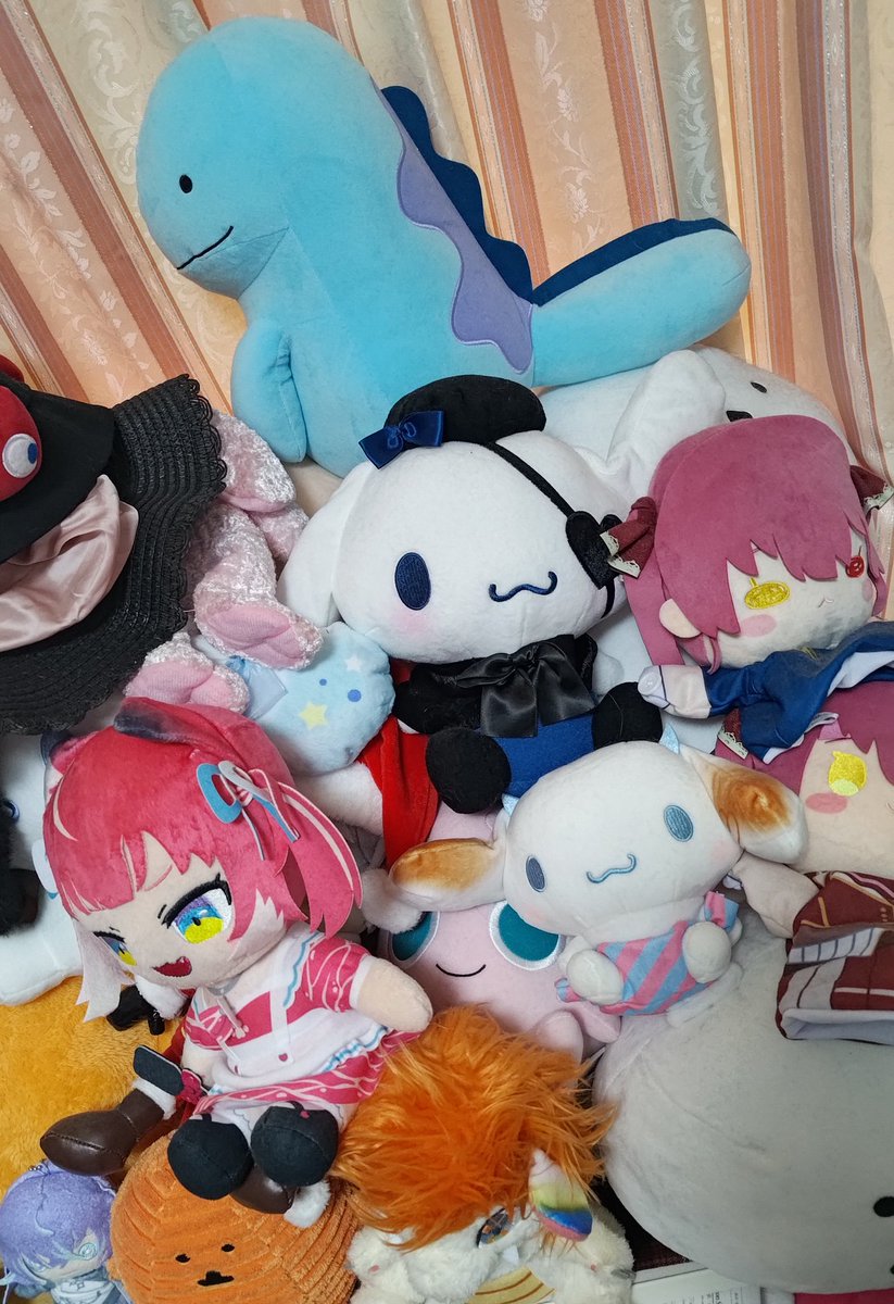 vexam_tarsan's tweet image. おわかりいただけただろうか…
ぬいぐるみの山に沈んだハイライトの消えたプリンの引きつった笑顔が……