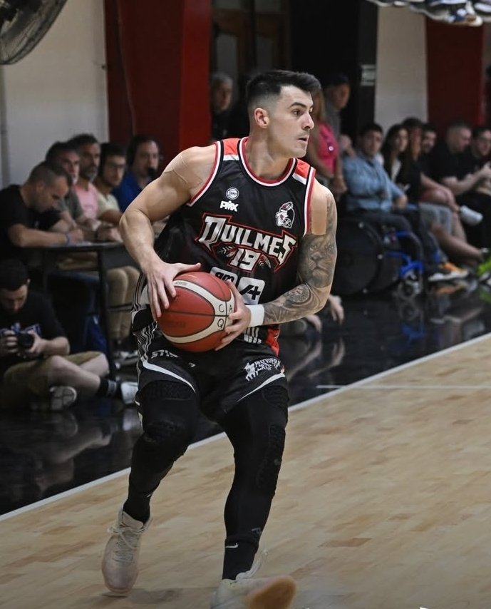 Martinoescalant's tweet image. #LigaArgentina Quilmes mantiene el invicto (4-0) con una contundente victoria ante Pergamino. Mientras defienda de esta manera será EL candidato. Rotación profunda, jerarquía individual, defensa aceitada, química y una localía fuerte son los atributos del tricolor.