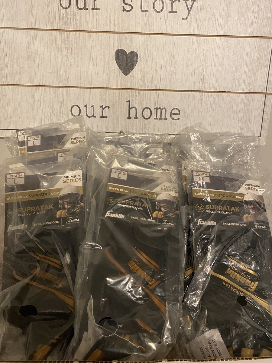 EmilyTaylor5th's tweet image. Dear Santa &amp;amp; helpers🎅🏼🧝
TYSM for ensuring my kids have amazing gifts under our tree! These go perfect with their footballs. I can’t wait for recess! &amp;amp; The girls belt bags pair perfect with their EOS lotion &amp;amp; necklaces! 💎 
#MakingMagic #ChristmasSpirit #Room12 #BetterTogether