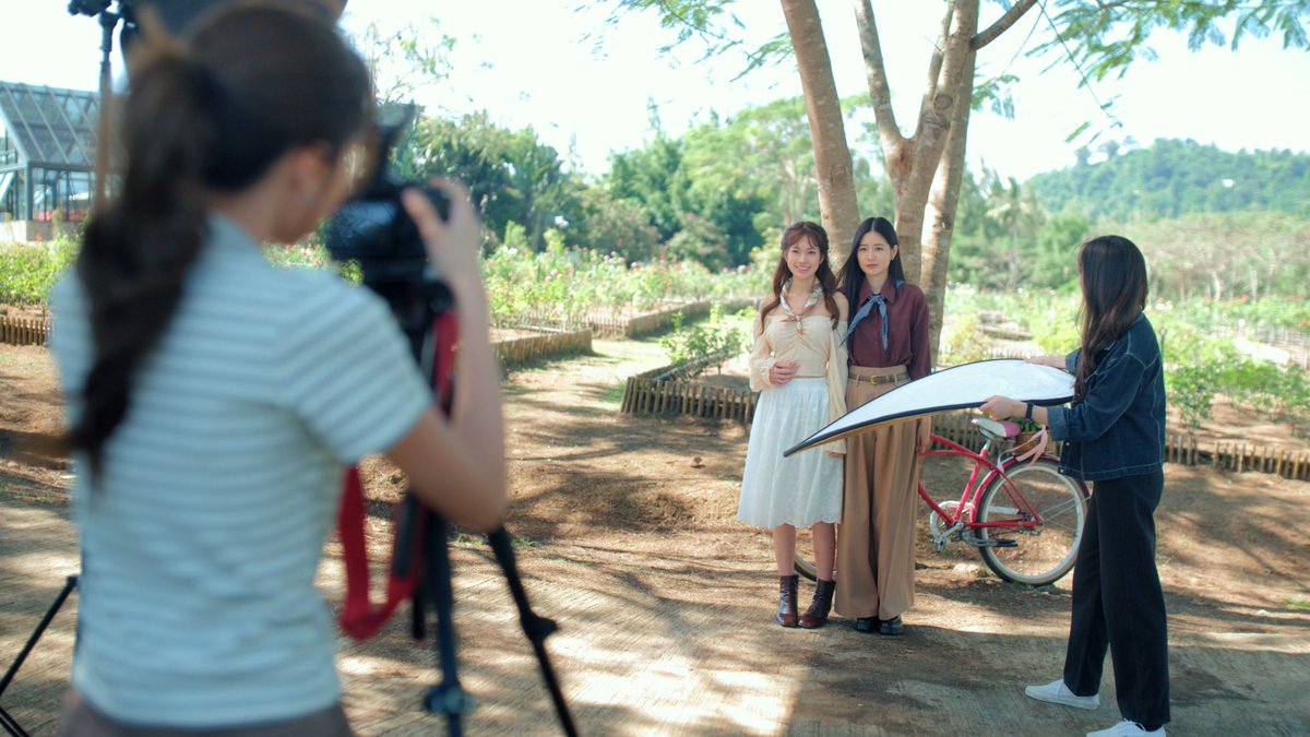 4elementsGL's tweet image. THE EARTH Q24 SHOOTING
#วิวาห์ปฐพีคิว24

พรีเวดดิ้งพี่ดิน–น้องโรสนี่ปังไม่ไหว หวานจนเจ๊จะเป็นเบาหวานอยู่แล้วนะคะ!!

แต่มุมหลังกล้องนี่สิคะ… เจ๊ว่าแปลก ๆ อยู่นะคะ 🤣💥

อย่าเรียกว่าทำงานเป็นทีมเลยค่ะ
เรียกว่า ‘ทำงานกันเป็นขบวนการ’ ไปเลยจะดีกว่า

บ้านนี้เขาไม่รู้จักคำว่าเบาเลยจริง…