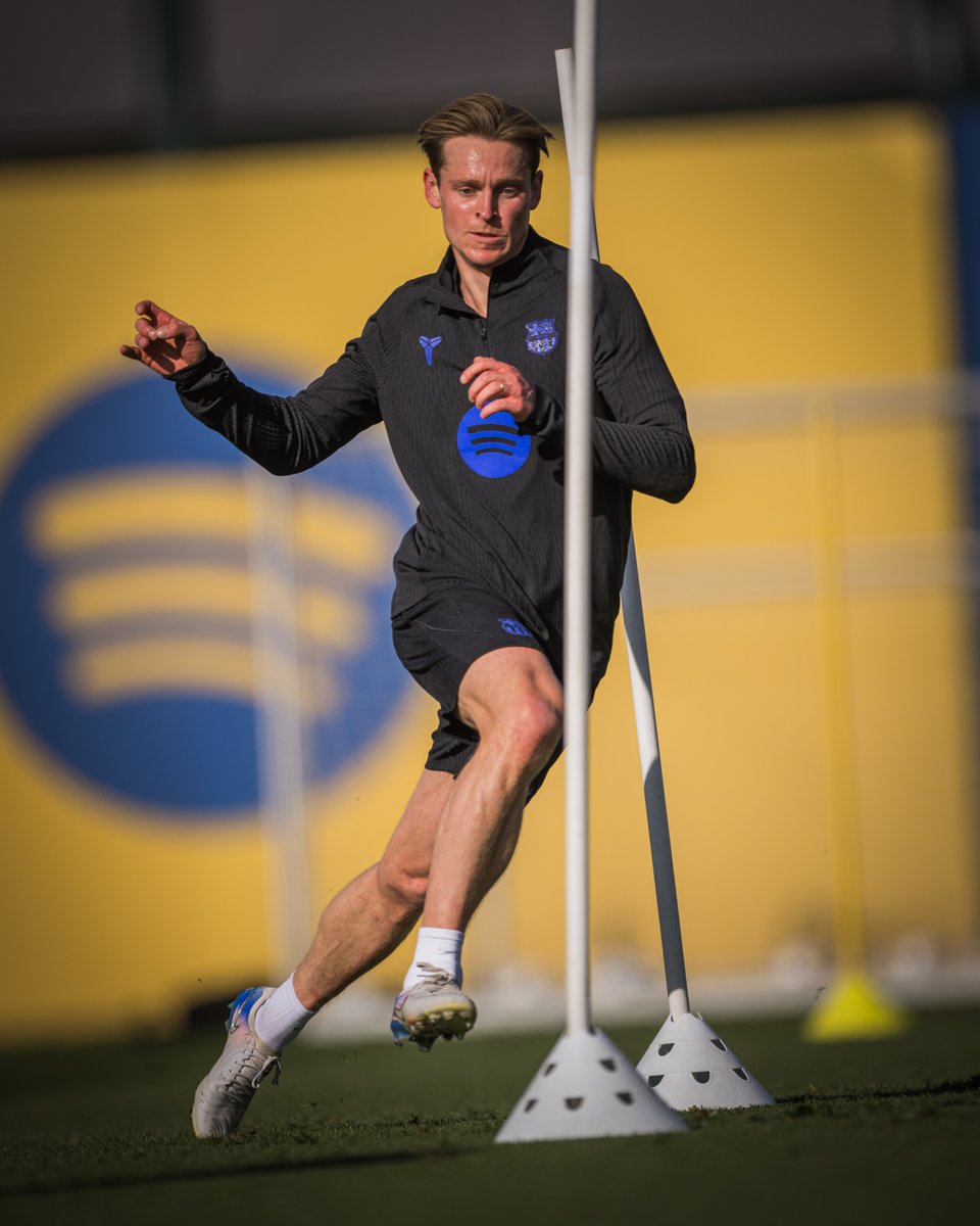 FCBarcelona's tweet photo. Frenkie 🧠 De Jong https://t.co/ArlrlGzsrf