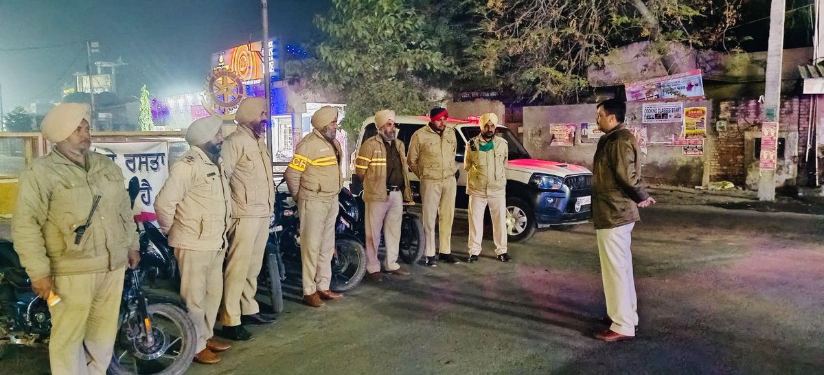 FaridkotPolice's tweet image. ਮਜ਼ਬੂਤ ​​ਨਾਕਾਬੰਦੀਆਂ 🚧 | ਚੌਕਸ ਗਸ਼ਤ 🚓 | ਰਿਸਪੌਂਸ ਟੀਮਾਂ ਨਾਲ ਹਰ ਰਾਤ ਸੁਰੱਖਿਅਤ 🚨

ਫਰੀਦਕੋਟ ਪੁਲਿਸ ਵੱਲੋਂ ਨਾਕਿਆਂ, ਗਸ਼ਤ ਅਤੇ ਪੀ.ਸੀ.ਆਰ ਮੋਟਰਸਾਈਕਲਾਂ ਰਾਹੀਂ ਸਖ਼ਤ ਨਿਗਰਾਨੀ। ਜੀ.ਓ ਅਤੇ ਐਸ.ਐਚ.ਓ ਪੁਲਿਸ ਸਟੇਸ਼ਨਾਂ ਅਤੇ ਰਾਤ ਦੀ ਡਿਊਟੀ ਦਾ ਨਿਰੀਖਣ ਕਰਦੇ ਹਨ, ਸਹੀ ਮਾਰਗਦਰਸ਼ਨ ਅਤੇ ਸੁਰੱਖਿਅਤ ਰਾਤ ਲਈ ਵਧੇਰੇ ਚੌਕਸੀ ਨੂੰ ਯਕੀਨੀ…
