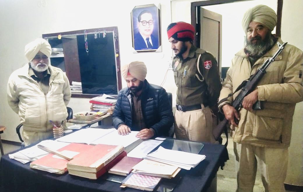 FaridkotPolice's tweet image. ਮਜ਼ਬੂਤ ​​ਨਾਕਾਬੰਦੀਆਂ 🚧 | ਚੌਕਸ ਗਸ਼ਤ 🚓 | ਰਿਸਪੌਂਸ ਟੀਮਾਂ ਨਾਲ ਹਰ ਰਾਤ ਸੁਰੱਖਿਅਤ 🚨

ਫਰੀਦਕੋਟ ਪੁਲਿਸ ਵੱਲੋਂ ਨਾਕਿਆਂ, ਗਸ਼ਤ ਅਤੇ ਪੀ.ਸੀ.ਆਰ ਮੋਟਰਸਾਈਕਲਾਂ ਰਾਹੀਂ ਸਖ਼ਤ ਨਿਗਰਾਨੀ। ਜੀ.ਓ ਅਤੇ ਐਸ.ਐਚ.ਓ ਪੁਲਿਸ ਸਟੇਸ਼ਨਾਂ ਅਤੇ ਰਾਤ ਦੀ ਡਿਊਟੀ ਦਾ ਨਿਰੀਖਣ ਕਰਦੇ ਹਨ, ਸਹੀ ਮਾਰਗਦਰਸ਼ਨ ਅਤੇ ਸੁਰੱਖਿਅਤ ਰਾਤ ਲਈ ਵਧੇਰੇ ਚੌਕਸੀ ਨੂੰ ਯਕੀਨੀ…