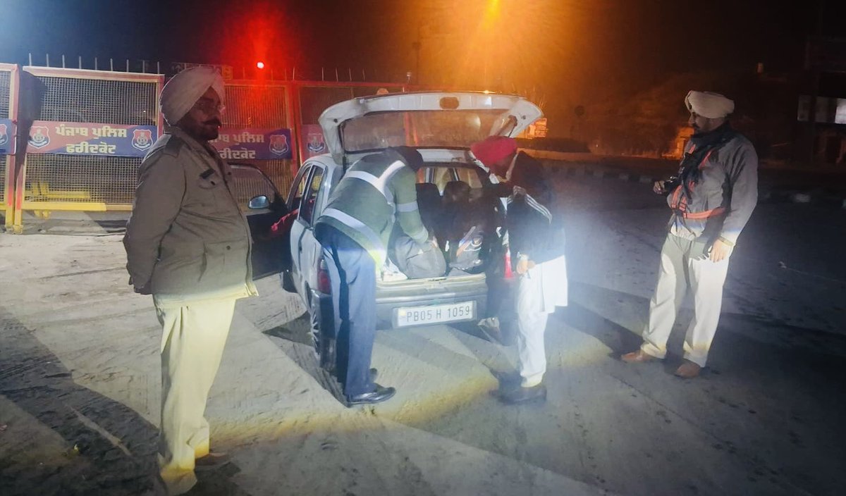 FaridkotPolice's tweet image. ਮਜ਼ਬੂਤ ​​ਨਾਕਾਬੰਦੀਆਂ 🚧 | ਚੌਕਸ ਗਸ਼ਤ 🚓 | ਰਿਸਪੌਂਸ ਟੀਮਾਂ ਨਾਲ ਹਰ ਰਾਤ ਸੁਰੱਖਿਅਤ 🚨

ਫਰੀਦਕੋਟ ਪੁਲਿਸ ਵੱਲੋਂ ਨਾਕਿਆਂ, ਗਸ਼ਤ ਅਤੇ ਪੀ.ਸੀ.ਆਰ ਮੋਟਰਸਾਈਕਲਾਂ ਰਾਹੀਂ ਸਖ਼ਤ ਨਿਗਰਾਨੀ। ਜੀ.ਓ ਅਤੇ ਐਸ.ਐਚ.ਓ ਪੁਲਿਸ ਸਟੇਸ਼ਨਾਂ ਅਤੇ ਰਾਤ ਦੀ ਡਿਊਟੀ ਦਾ ਨਿਰੀਖਣ ਕਰਦੇ ਹਨ, ਸਹੀ ਮਾਰਗਦਰਸ਼ਨ ਅਤੇ ਸੁਰੱਖਿਅਤ ਰਾਤ ਲਈ ਵਧੇਰੇ ਚੌਕਸੀ ਨੂੰ ਯਕੀਨੀ…