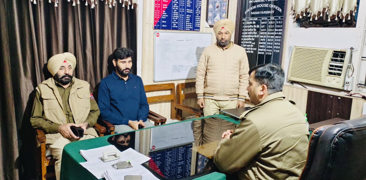FaridkotPolice's tweet image. ਮਜ਼ਬੂਤ ​​ਨਾਕਾਬੰਦੀਆਂ 🚧 | ਚੌਕਸ ਗਸ਼ਤ 🚓 | ਰਿਸਪੌਂਸ ਟੀਮਾਂ ਨਾਲ ਹਰ ਰਾਤ ਸੁਰੱਖਿਅਤ 🚨

ਫਰੀਦਕੋਟ ਪੁਲਿਸ ਵੱਲੋਂ ਨਾਕਿਆਂ, ਗਸ਼ਤ ਅਤੇ ਪੀ.ਸੀ.ਆਰ ਮੋਟਰਸਾਈਕਲਾਂ ਰਾਹੀਂ ਸਖ਼ਤ ਨਿਗਰਾਨੀ। ਜੀ.ਓ ਅਤੇ ਐਸ.ਐਚ.ਓ ਪੁਲਿਸ ਸਟੇਸ਼ਨਾਂ ਅਤੇ ਰਾਤ ਦੀ ਡਿਊਟੀ ਦਾ ਨਿਰੀਖਣ ਕਰਦੇ ਹਨ, ਸਹੀ ਮਾਰਗਦਰਸ਼ਨ ਅਤੇ ਸੁਰੱਖਿਅਤ ਰਾਤ ਲਈ ਵਧੇਰੇ ਚੌਕਸੀ ਨੂੰ ਯਕੀਨੀ…