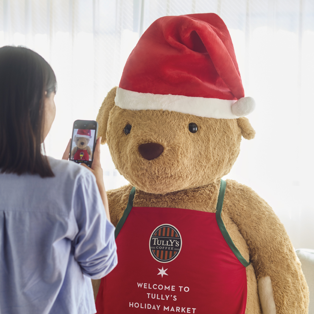 Tullys_jp's tweet image. クリスマスまであと1ヶ月！🎅
そろそろ本気をだして準備をはじめるぞ～！✊
#めっちゃでっかいサンタベアフル は
限定5店舗にて皆さまをお出迎えします♪
撮って、触って、楽しんでくださいね🤗

詳しくはキャンペーン・イベント情報からチェック▼
tullys.co.jp/cpn/holiday_20……