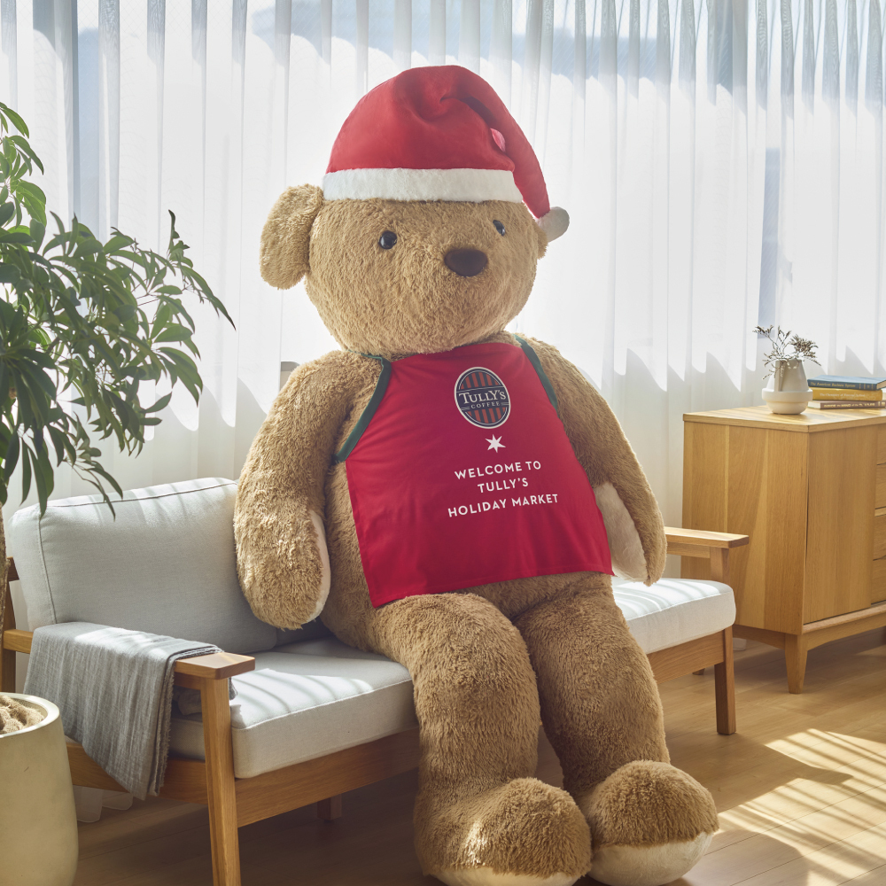 Tullys_jp's tweet image. クリスマスまであと1ヶ月！🎅
そろそろ本気をだして準備をはじめるぞ～！✊
#めっちゃでっかいサンタベアフル は
限定5店舗にて皆さまをお出迎えします♪
撮って、触って、楽しんでくださいね🤗

詳しくはキャンペーン・イベント情報からチェック▼
tullys.co.jp/cpn/holiday_20……