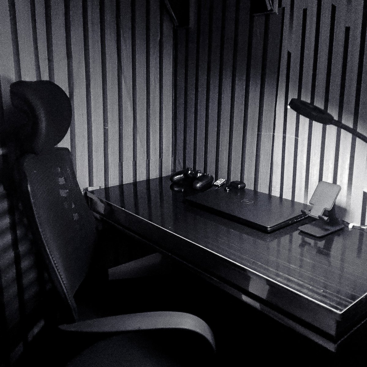 web3chrix's tweet image. 2023-2025 in pictures:
Workspace edition.
I never know wetin be graphic design for 2022. 😂
Image 1-2 was with an orange coloured plastic table and chair though.