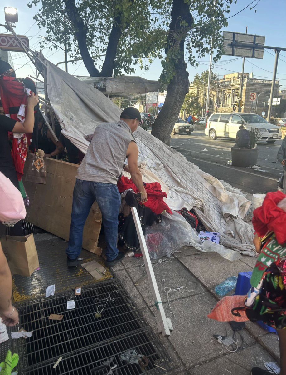 <a href="/c4jimenez/">Carlos Jiménez</a> <a href="/SSC_CDMX/">SSC CDMX</a> Yo me encontraba vendiendo papas y chicharrones cuando de la nada llegaron personas gritando “shifu” y empezaron a saquear mi puesto, papas, palomitas, chicharrones, cigarros, además rompieron mi carrito, un carro que diario cuidaba, que es mi único sustento económico...