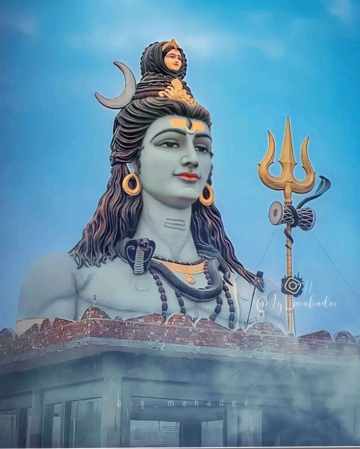 ॐ महाकालाय विद्महे कालानाथाय धीमहि। तन्नो रुद्रः प्रचोदयात्: 

यह महाकाल का मूल मंत्र है जो असीम शक्ति प्राप्त करने और भय से मुक्ति के लिए प्रभावी माना जाता है। 

हर हर महादेव 🙏