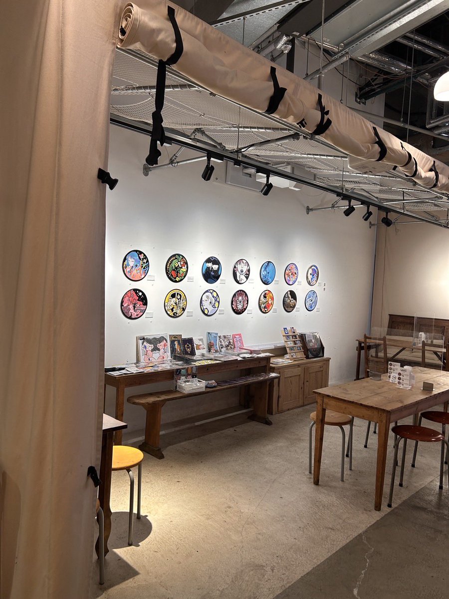 takedaasuka_ill's tweet photo. 【本日最終日】
前川明子さん@akiko_ma が、展示の写真を送ってくれました！
素敵な空間、素敵な作品に囲まれて嬉しい。

東京ミッドタウン日比谷内、ヒビヤセントラルマーケットでの『WANTED Vol.4.5』最終日です、よろしくお願いします

https://t.co/41aQtgRLYM https://t.co/smdlcXBan4