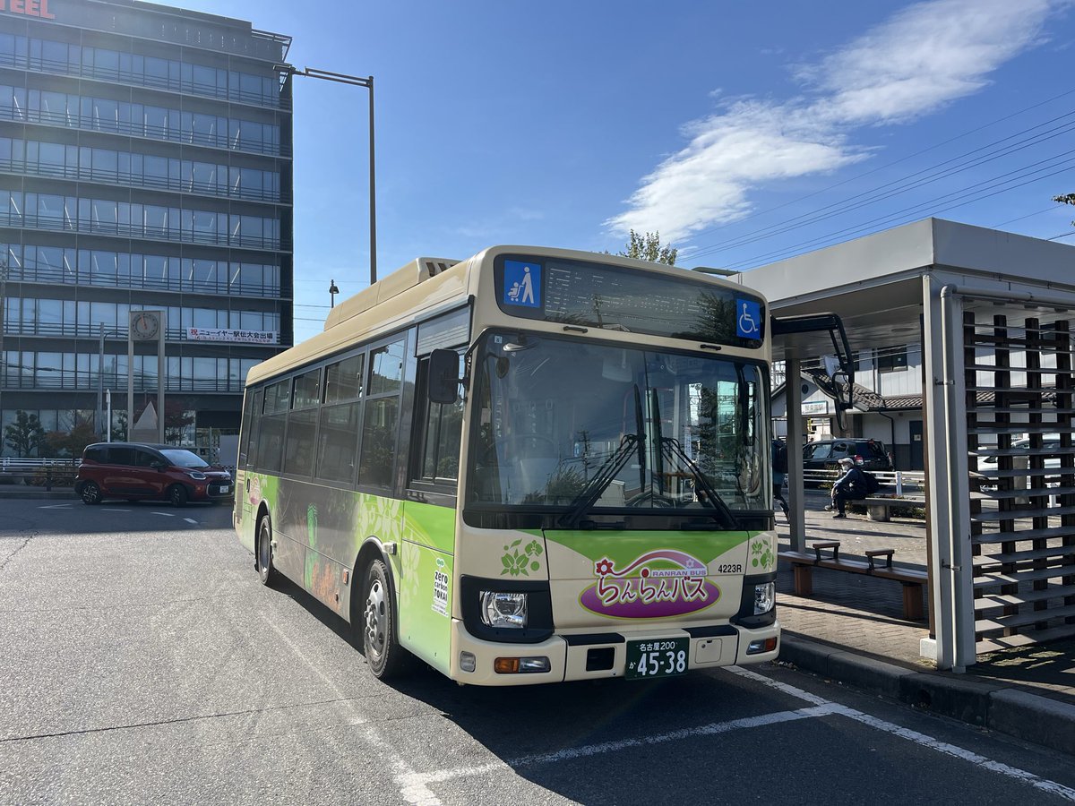 jk0abh's tweet image. おはようございます😃
本日も宜しくお願い致します。
今日の午前中のマシーン。
富木島線系統⑤いすゞ4223R
午後は朝倉駅🚍