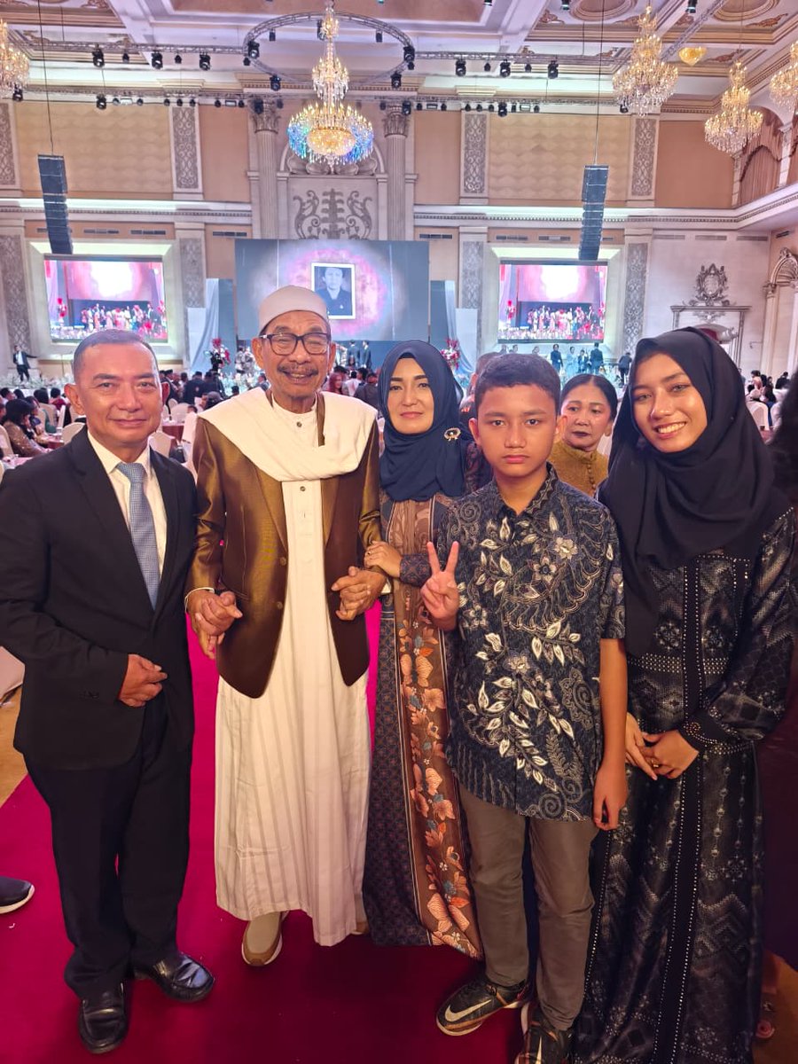 Si Mamak, dia Boru Marbun, bertemu Syaikh Ali Akbar Marbun. 🥹

Salah satu privelese jadi orang Batak, jumpa yang satu marga bisa jadi jembatan rindu bagi orang tua atau yang saudara yang sudah tiada.