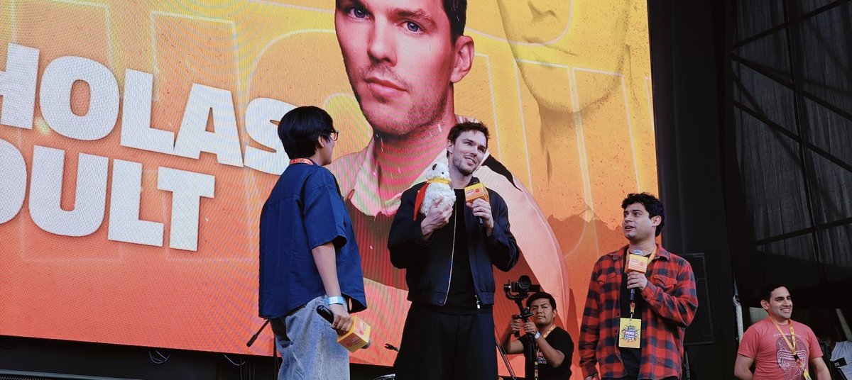 merakieloise's tweet image. Nicholas Hoult en la Comic Con 2025 de Perú 🇵🇪🦙🤩

#NicholasHoult 
#ComicCon