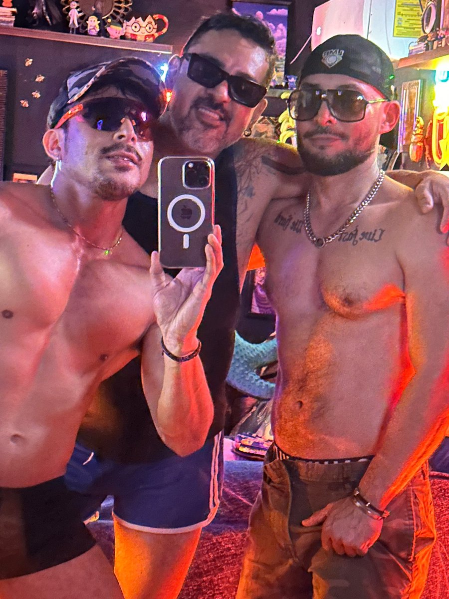 Con los amix en la fiesta de anoche 🫶🏻🥳