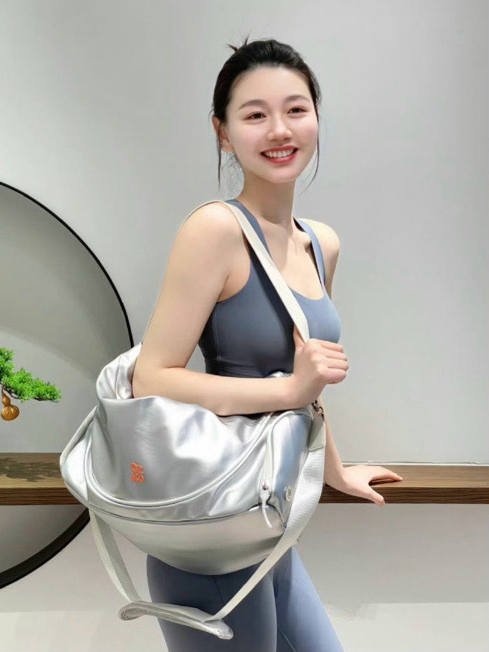 开心的在大哥车上口舒服了。大哥高兴了