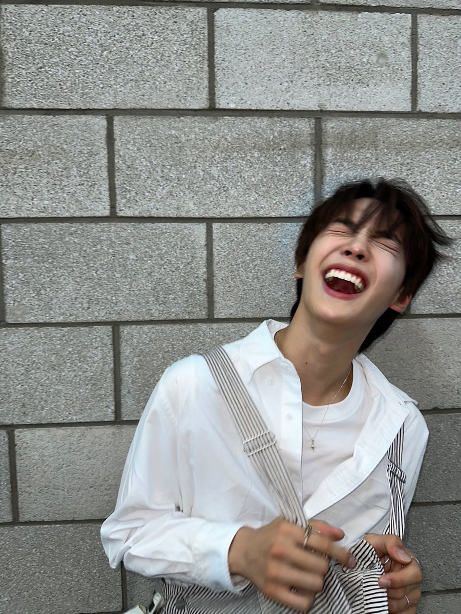 one of my favorite gyuvin pictures ever i love when he wears his heart on his face 🥹