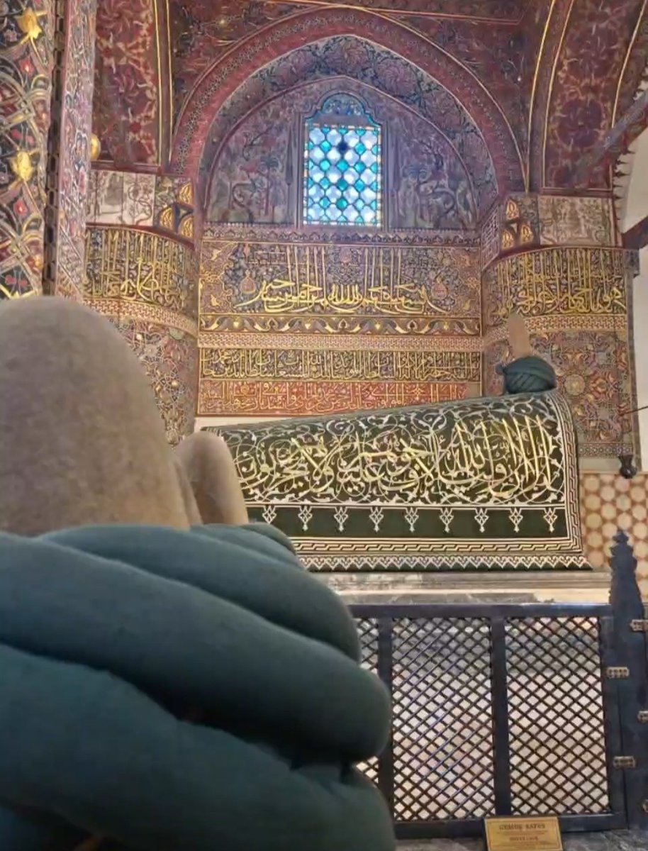 Gâh baştan başa dil kesildim İsa gibi; gâh susan bir gönül kesildim Meryem gibi. İsa’nın, Meryem’in kaybettikleri şey yok mu? Bana inanırsan bil ki o oldum ben.
Hz. Pir Mevlâna (k.s)