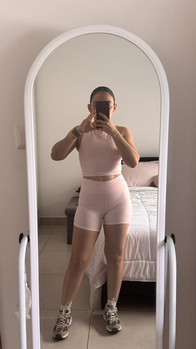 marivervv's tweet photo. Este fin de semana hice ejercicio con rosado, porque tener sets similares es mi pasión! https://t.co/YQz9N5abEx