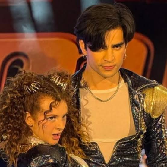 goldenkookie21's tweet image. ¿Que prefieres? 🗣️

[Vals vs Kpop] 
Justifica tu respuesta

AARON X AXE EN EL MUNDIAL