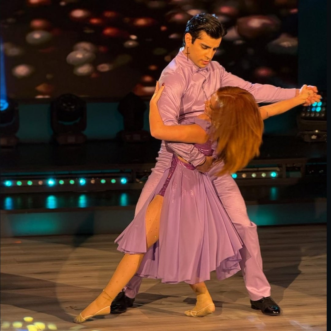 goldenkookie21's tweet image. ¿Que prefieres? 🗣️

[Vals vs Kpop] 
Justifica tu respuesta

AARON X AXE EN EL MUNDIAL