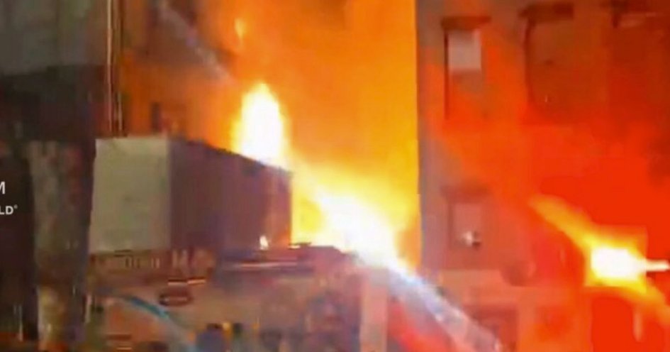 q_mars_den's tweet image. A large fire broke out at a beer garden in NYC&apos;s East Harlem tonight, causing emergency response and scary moments for locals. Stay safe, everyone. fark.com/comments/13884…