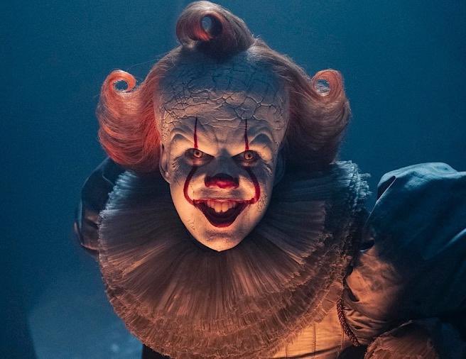 cinestera's tweet image. O ep 5 de ‘It: Bem Vindos a Derry’ introduz a Coisa, na forma de Pennywise, e a cena é um luxo!! Uma transformação super creepy do jeito que adoráramos.

Esse ep tb trouxe alguns desdeobramentos interessantes pra alguns personagens, principalmente pra palmitagem do Hank, e…
