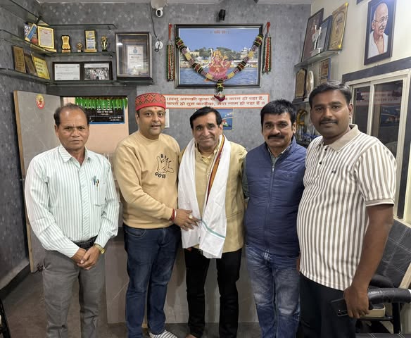 kavisandeepji's tweet image. मंडलेश्वर के अध्यक्ष श्री विश्वदीप मोयदे जी, CMO श्री रावल साहब और मित्रों से निजी प्रवास में मिला स्नेह मेरे लिए आत्मीय अनुभव रहा।
आपका स्नेह—मेरी प्रेरणा।
संदीप शर्मा की हास्य-यात्रा से जुड़ें।
#Mandleshwar #Maheshwar #Khargone #HasyaKavi #SandeepSharma