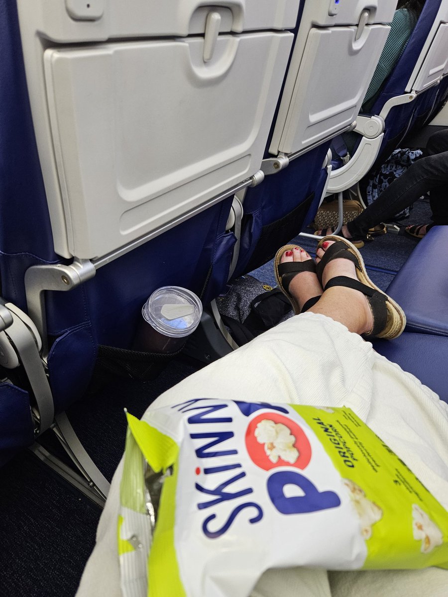 Amy_Howe_BA's tweet image. Well would you look at that...another @SouthwestAir "First Class" row to myself. I complemented it with some @theskinnypop and a crying toddler behind me bc his mom chose row 19 instead of row 18. I think he recognized First Class when he saw it!