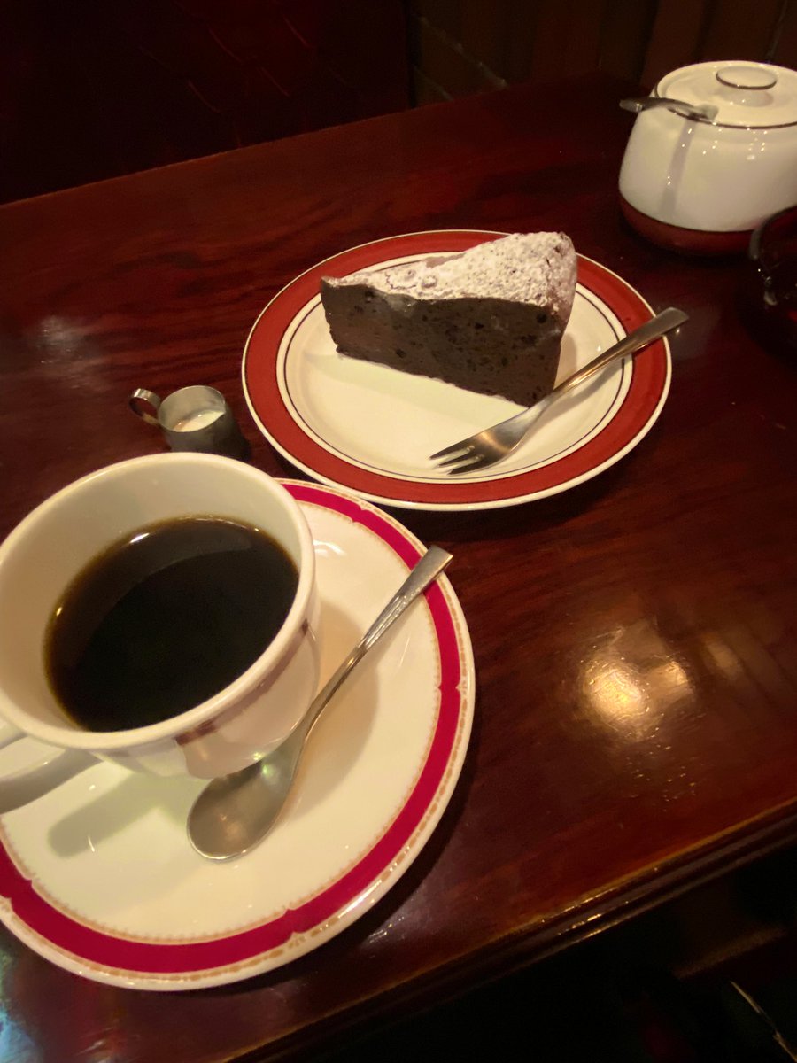 neatppbkc's tweet image. 喫茶 ベニヤ✨✨
落ち着ける喫茶店でホットコーヒー☕️
ガトーショコラ🍰
天井のステンドグラス
煉瓦造りの内装
真紅のベルベットソファ
良い🥹❤️
#ひこね芹川