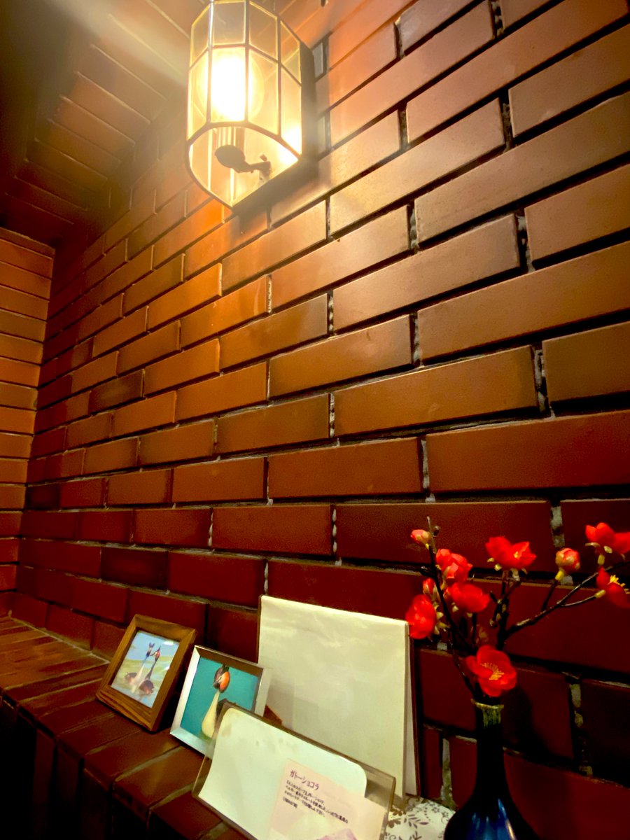 neatppbkc's tweet image. 喫茶 ベニヤ✨✨
落ち着ける喫茶店でホットコーヒー☕️
ガトーショコラ🍰
天井のステンドグラス
煉瓦造りの内装
真紅のベルベットソファ
良い🥹❤️
#ひこね芹川