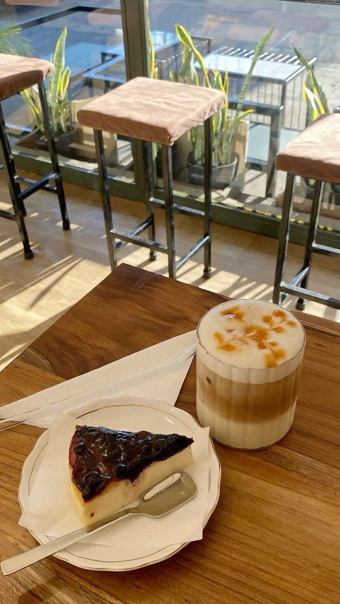 padupuan's tweet image. 📍 𝑷𝒂𝒖𝒍 𝒍𝒆 𝑪𝒂𝒇𝒆, 𝑪𝒊𝒍𝒂𝒏𝒅𝒂𝒌 𝒕𝒐𝒘𝒏 𝒔𝒒𝒖𝒂𝒓𝒆. 

Waiting for photoshoot schedule, with a cup of iced coffe and a slice of cheescake. Heheh ayooo tebak majalahnya apa?