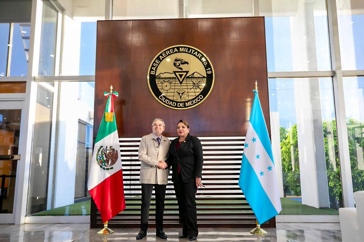 🇭🇳🇲🇽 Esta tarde, la Presidenta <a href="/XiomaraCastroZ/">Xiomara Castro de Zelaya</a> aterrizó en la Ciudad de México para una visita oficial que fortalece los lazos con la presidenta Claudia Sheinbaum y con el pueblo mexicano.

Fue recibida por el canciller Juan Ramón de la Fuente y autoridades del gobierno mexicano,