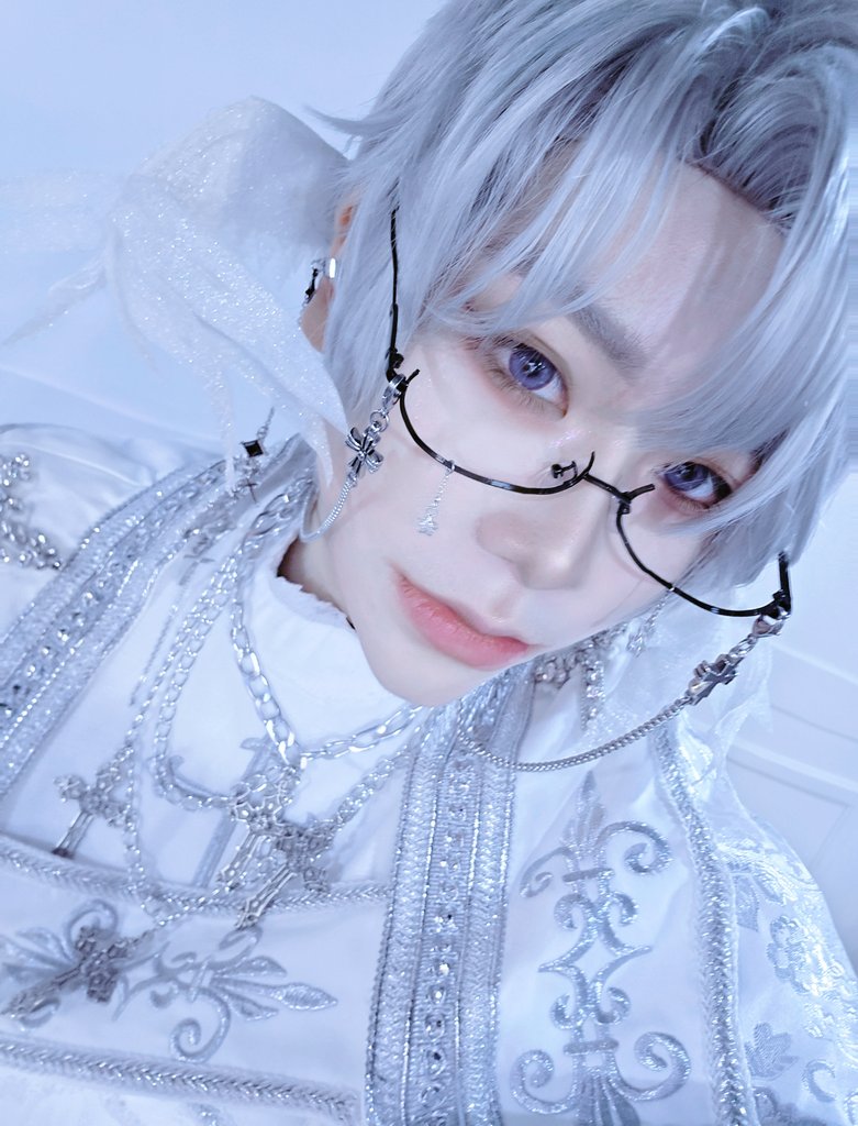 안녕하세요, 주례를 맡았던 니콜라스 클레멘츠입니다. 일전에 지었던 죄는 모두 교화하시고. 신랑, 신부님들께서 앞으로도 이 대의를 굳게 지키기를 맹세하세요. 성약을.

종래 그래왔던 것처럼 균형으로 돌아갈 것이다.

#웰컴쌒3_후기이벤트