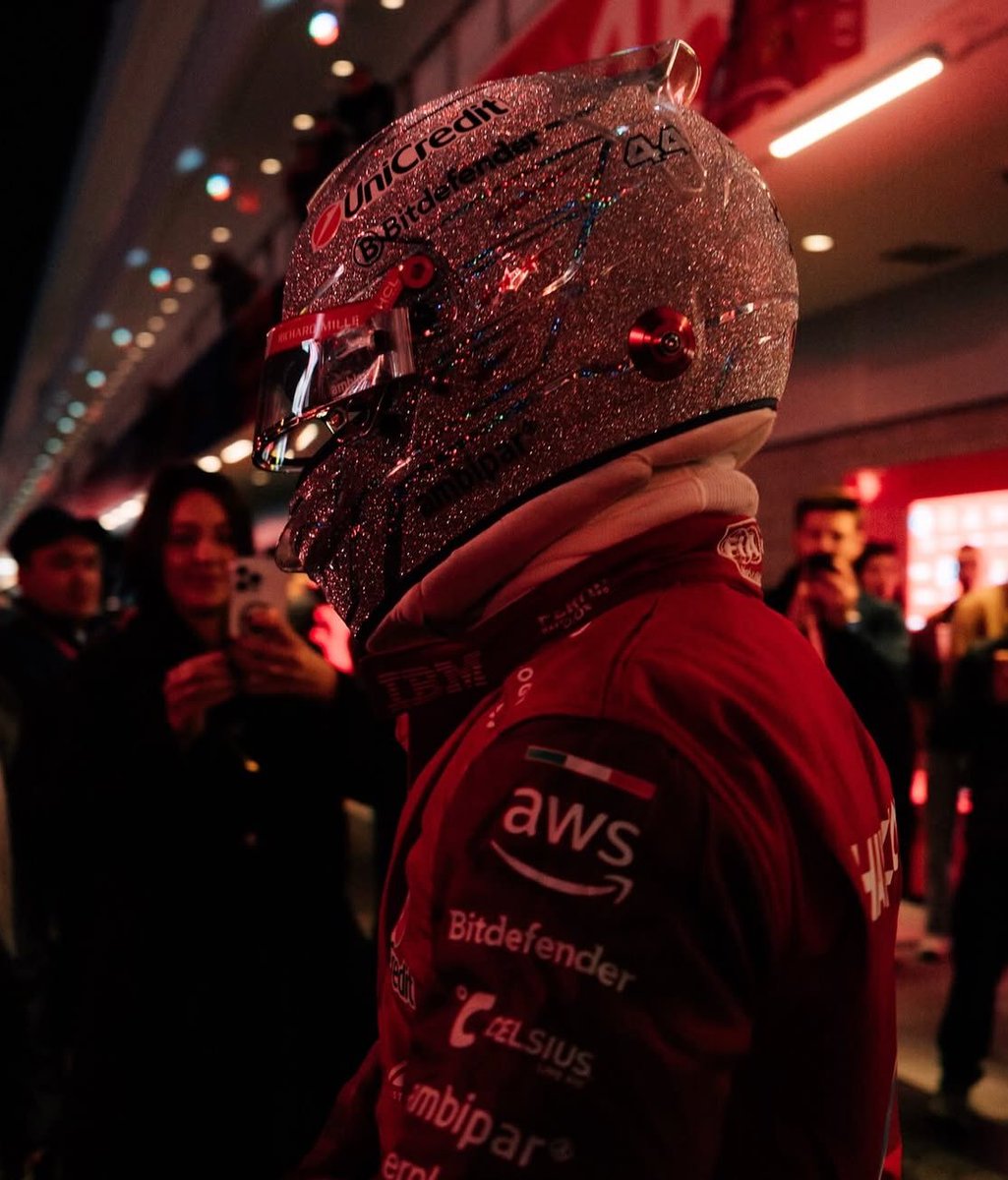 lewis hamilton's helmet is 🔥