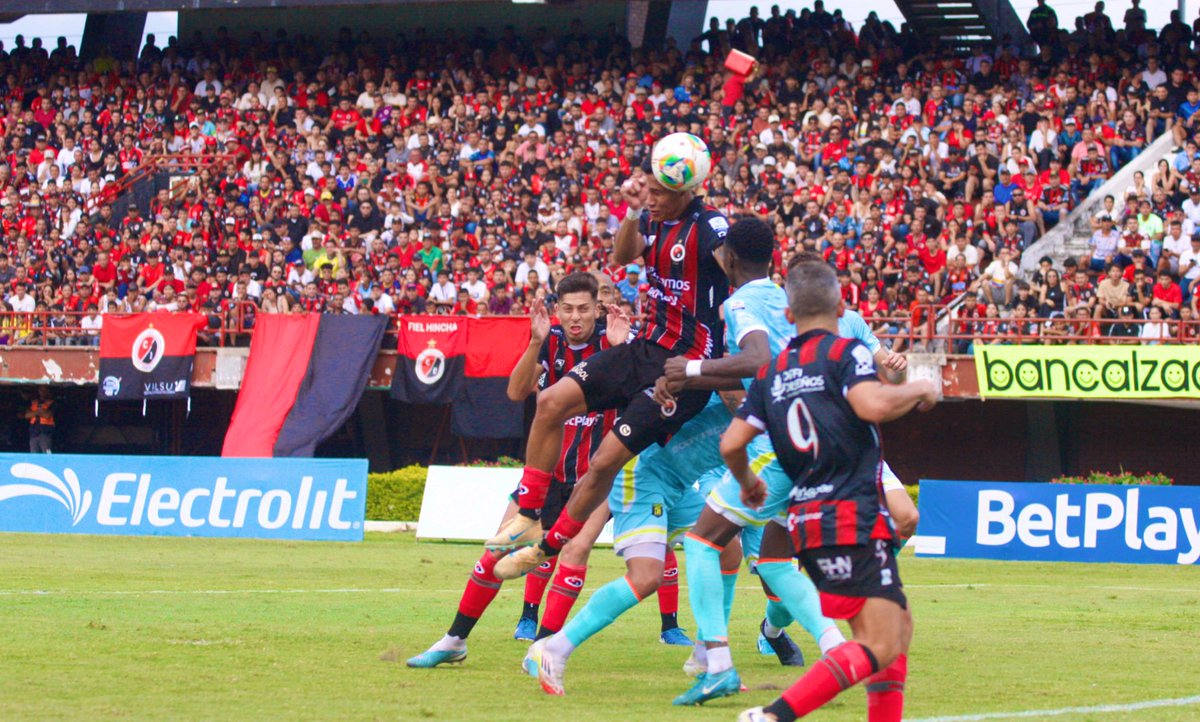 ElMalaFoto's tweet photo. Hoy una vez más nos preñamos de ilusión, ojalá el señor #Cadena no nos haga parir desengaños. @Cucutaoficial @JopitoAlvarez28 @matiaspisano @diegocalcaterra 
#cucuta #futbol #volvemosalaA https://t.co/5AG07IRBwA