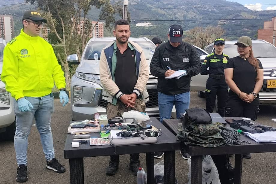 AndresGuryRod's tweet photo. @NoticiasCaracol Que nunca se nos olvide, que Calarcá estuvo capturado, que se trasladaba por todo el país en carros de la @UNPColombia, porque era un supuesto "gestor de paz" y el @Ejercito_Div7 los capturó con las manos en la masa. Pero @petrogustavo ordenó dejarlos en libertad. Todo mal. https://t.co/JXr2HQev7O