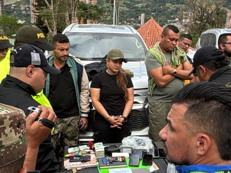 AndresGuryRod's tweet photo. @NoticiasCaracol Que nunca se nos olvide, que Calarcá estuvo capturado, que se trasladaba por todo el país en carros de la @UNPColombia, porque era un supuesto "gestor de paz" y el @Ejercito_Div7 los capturó con las manos en la masa. Pero @petrogustavo ordenó dejarlos en libertad. Todo mal. https://t.co/JXr2HQev7O