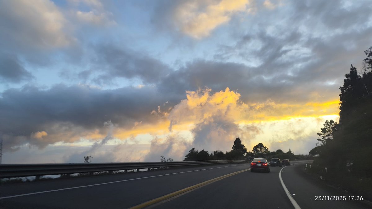 ¡Qué belleza! La vista del atardecer de este 23 de noviembre de 2025, desde la carretera de cuota San Cristóbal de las Casas a Tuxtla Gutiérrez #Chiapas.

Es Elissa Nava quien nos comparte estas fotos 🤩.

#sunset #sunday #domingo #atardecer #cloud #SendNubes #Noviembre #November