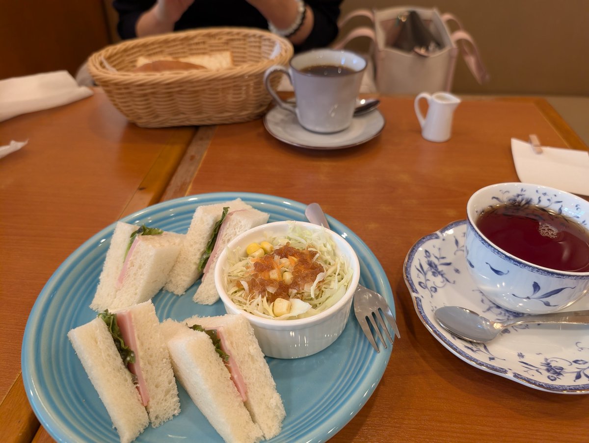 八尾駅前珈琲でモーニング。
喫煙可が残念過ぎる。
なぜ吸わないのに火をつけて置いとくんや⁉️