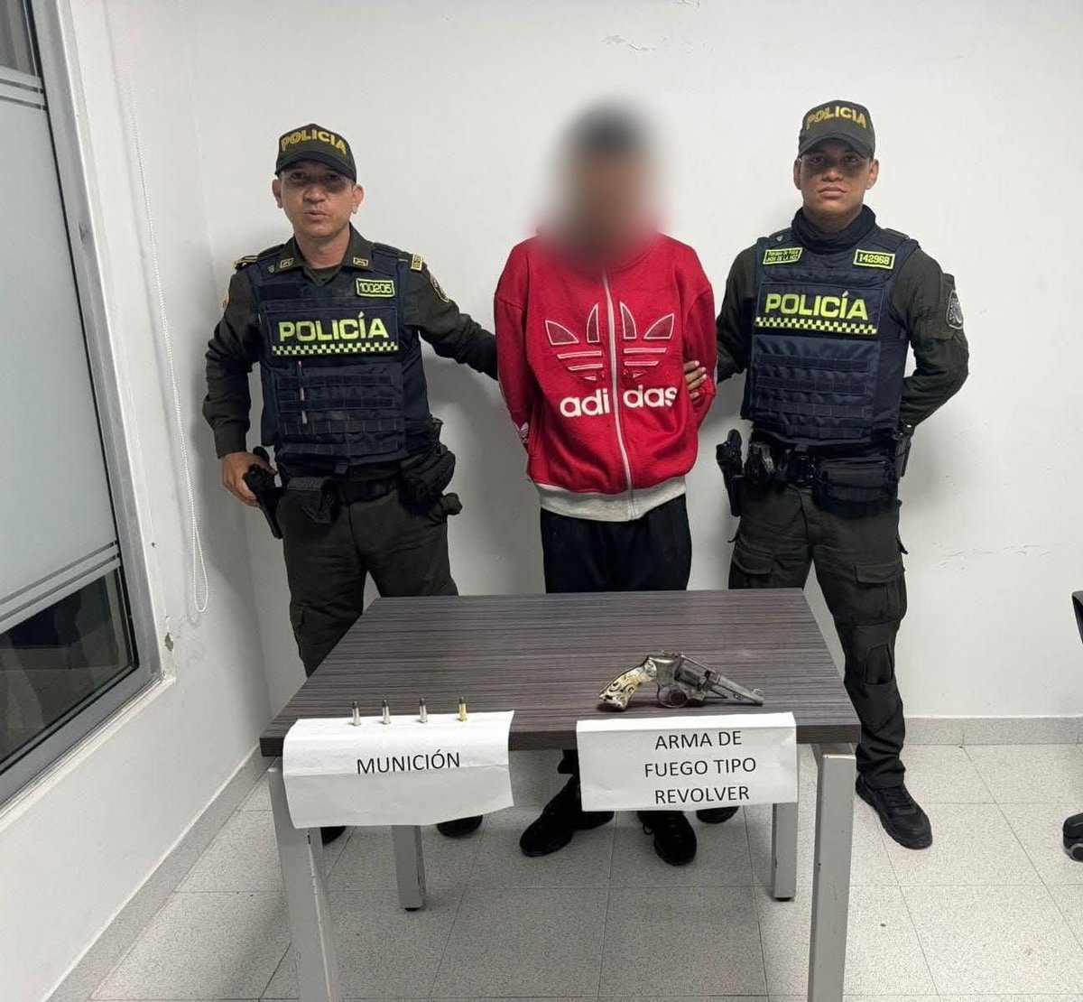 LaPoderosaFMM's tweet image. En la carrera 1 con calle 30 de #Yopal, la Policía Nacional capturó a dos hombres que intentaron huir durante un patrullaje. A uno se le halló un revólver con cartuchos sin percutir y el otro fue alcanzado cuando escapaba en motocicleta.

facebook.com/photo?fbid=144…