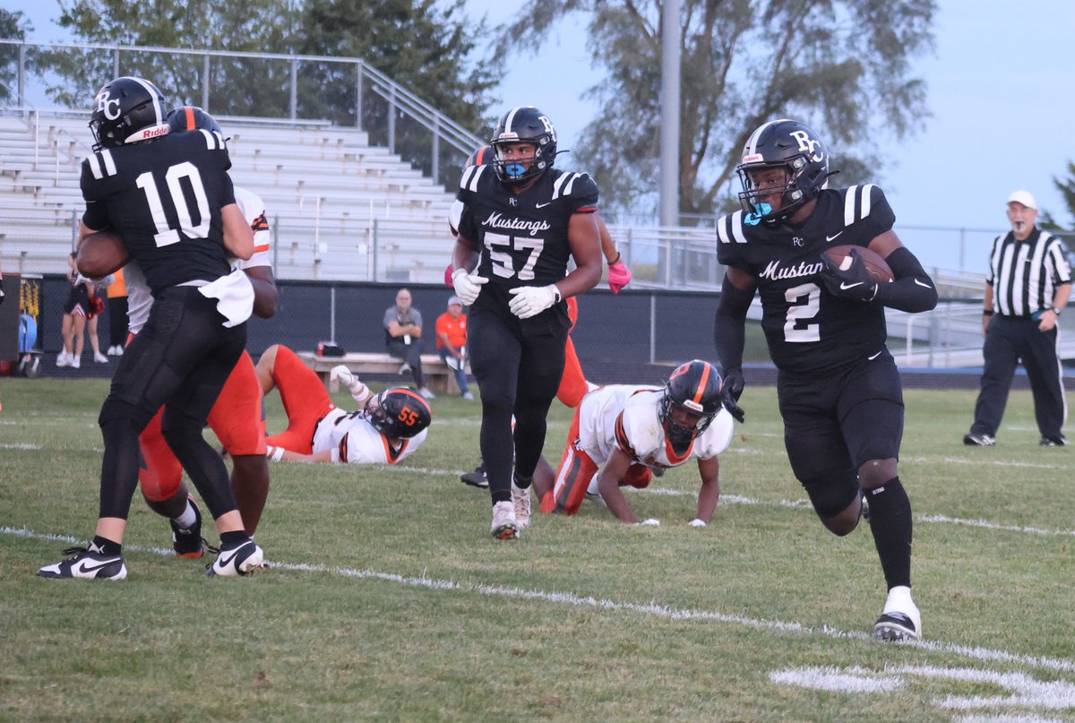 RockCreekFootb1's tweet image. 1st Team All NCKL Running Back:
Zion Bell - Senior
252 carries, 1,587 yards, 21 TD's