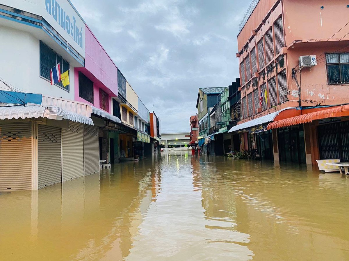 19xx_22's tweet image. สตูลน้ำท่วมหนักมากไม่แพ้หาดใหญ่เลยครับ ไม่ว่าจะเป็นในเมืองหรือนอกเมือง 
น้ำมาเร็วมาก ฝนตกหนักมากอย่างต่อเนื่อง
ตอนนี้เป็นทะเลหมดแล้ว อะไรที่ไม่เคยได้เห็น
ได้เห็นแล้วในปี 2568  

#น้ำท่วม  #น้ำท่วมภาคใต้  #น้ำท่วมสตูล